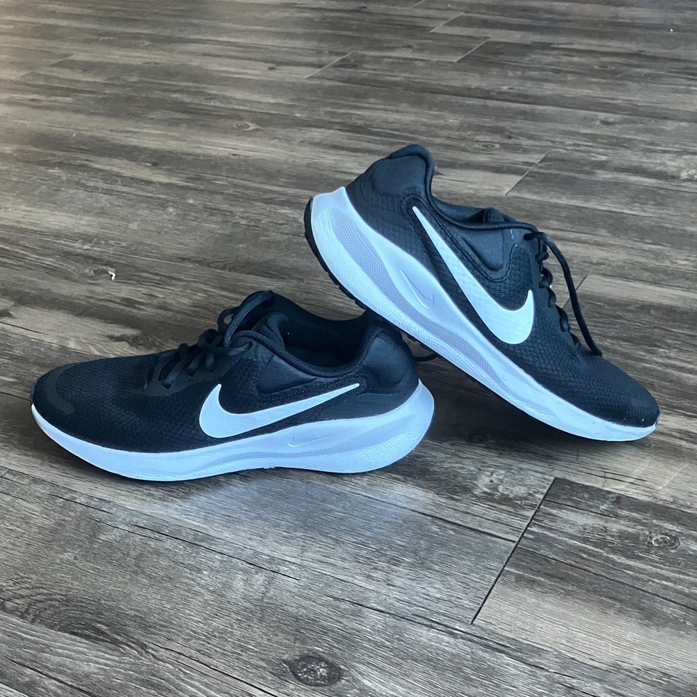 Nike Dual-Tone Black and White Running Shoes